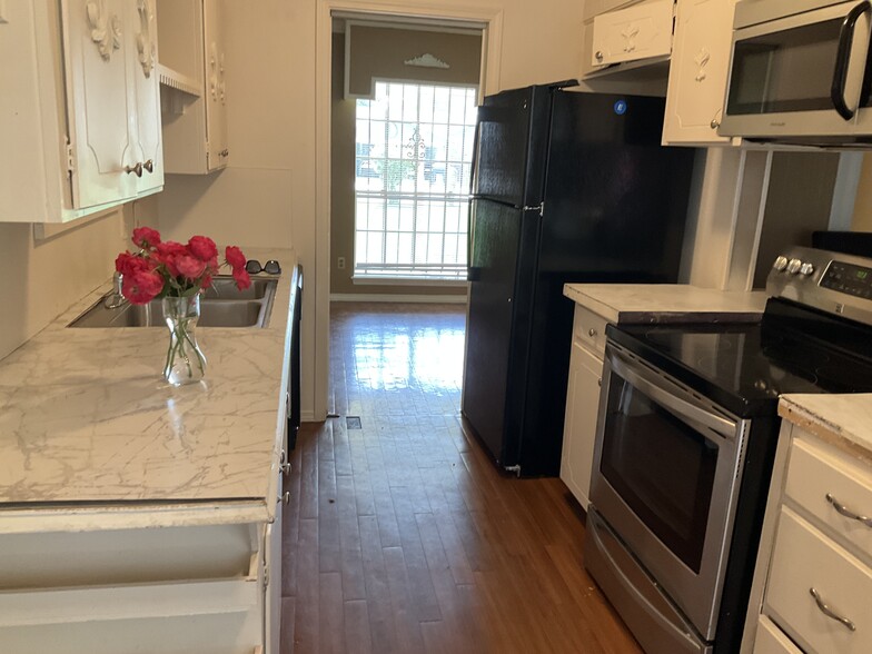 Kitchen - 4650 N Lake Dr