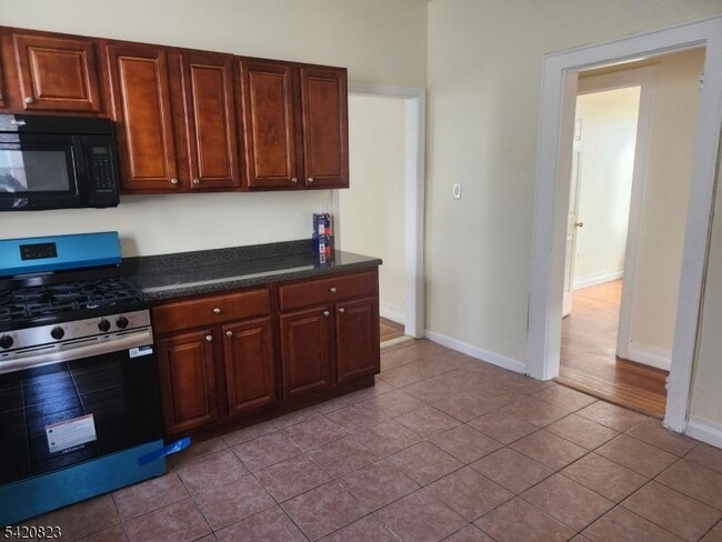 Building Photo - 313 Leslie St