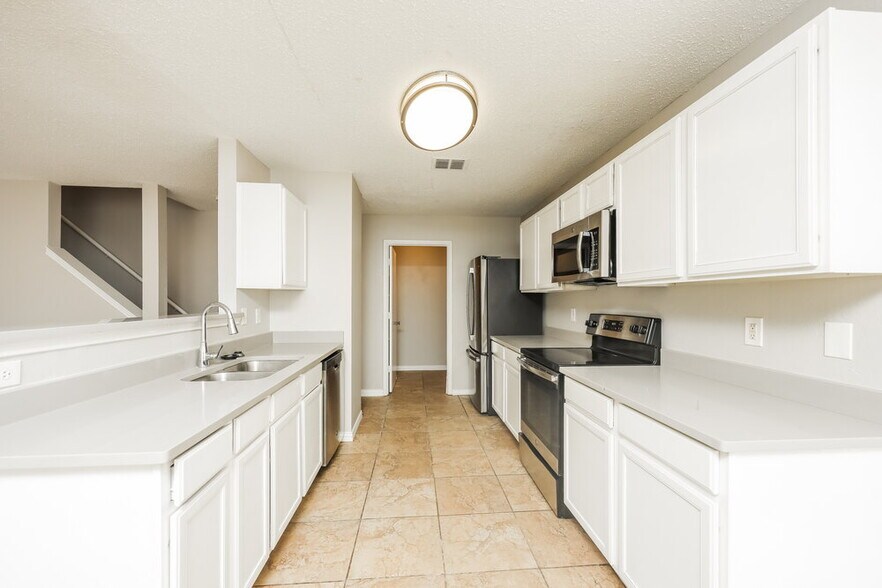 Building Photo - 8201 Montecito Dr