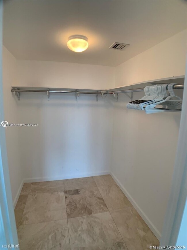 Building Photo - 1 br, 1 bath Condo - 475 Brickell Ave Apt ...