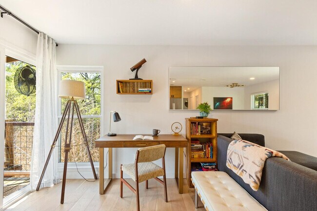 Building Photo - 2906 Westhill Dr