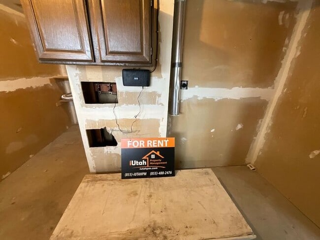 Building Photo - 5 bedroom 3 bath Home 2 car garage- Small dog friendly