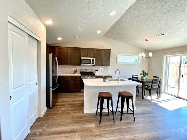 Building Photo - Modern Comfort in Northwest Redmond