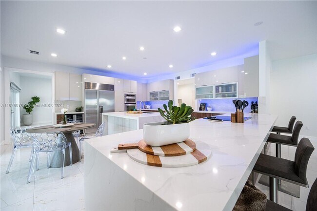 Building Photo - Amazing 2 Story House in Coral Gables