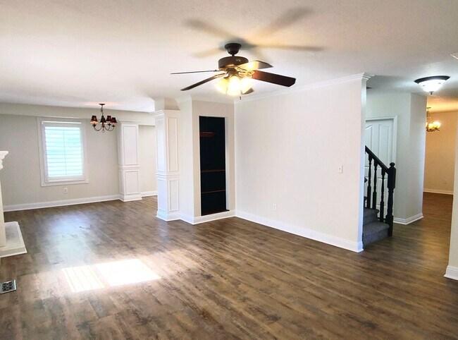 Building Photo - Beautiful 5 Bd 3.5 Ba Home w/Mother-In-Law...