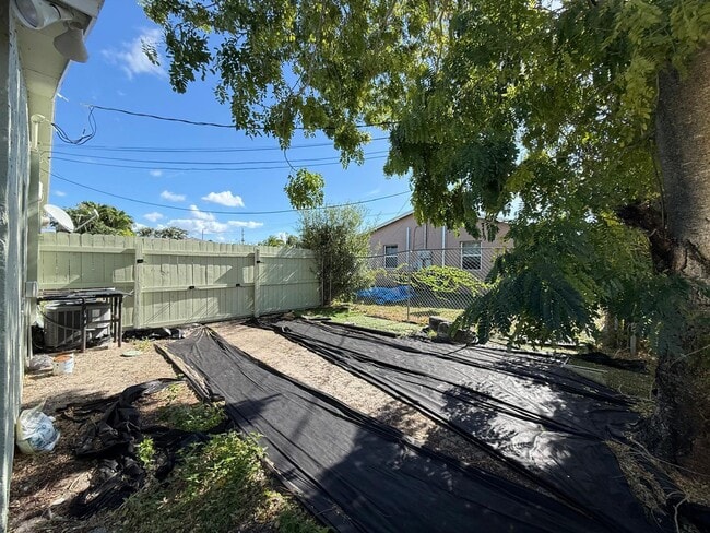 Building Photo - 1001 W 9th St