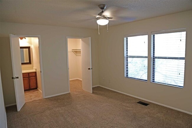 Building Photo - 4 Deerfield Dr