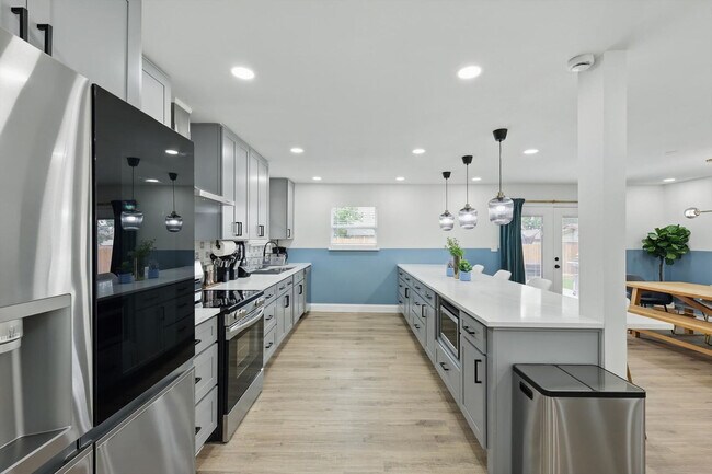 Building Photo - 3321 Ridgehaven St