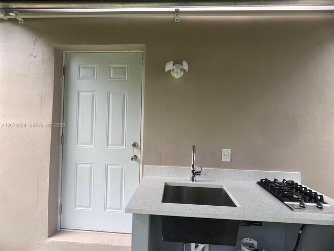 Building Photo - 5004 SW 140th Ct