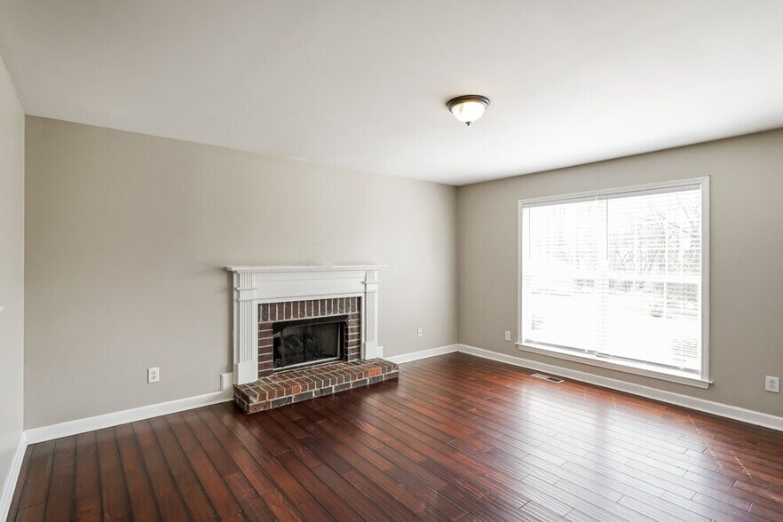 Building Photo - 2800 Overton Dr