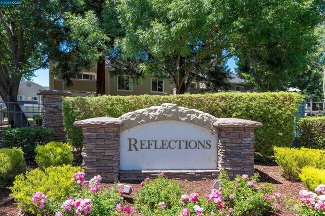 Building Photo - 225 Reflections Dr