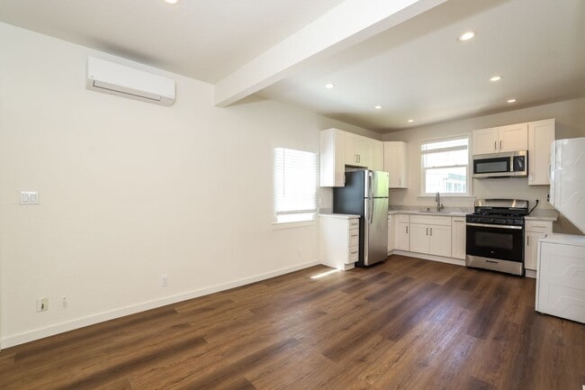 Building Photo - Beautifully Renovated Berkeley Unit!