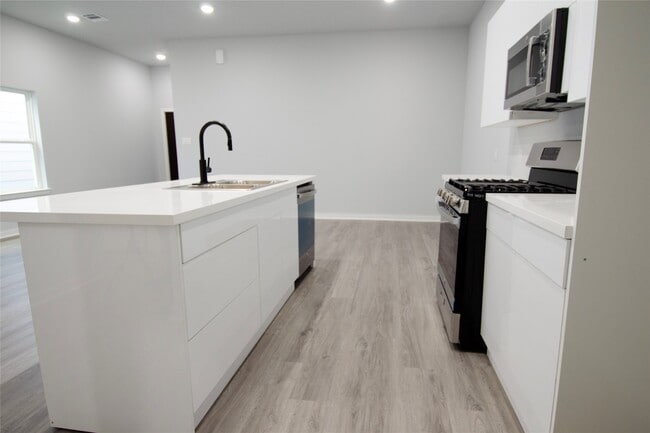 Building Photo - 2830 Mansfield St