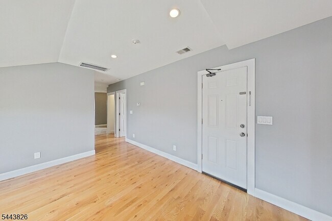 Building Photo - 43 Melrose Ave
