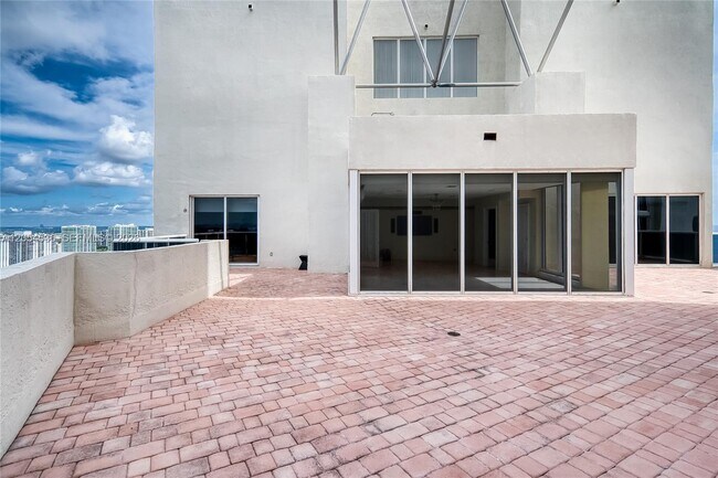 Building Photo - 19111 Collins Ave