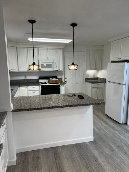 Building Photo - 7164 S Ponderosa Dr