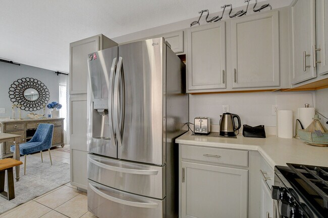 Building Photo - 9611 Sage Sparrow Ave