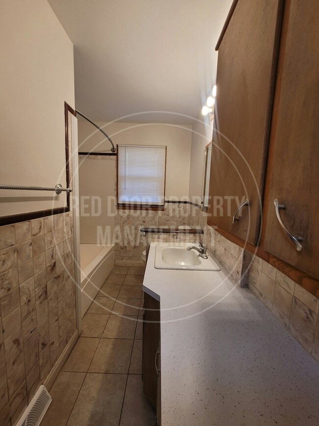 Building Photo - 1402 W Lotus St