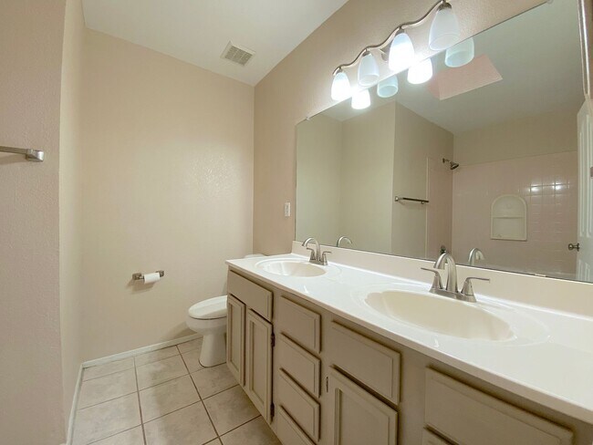 Building Photo - Northeast El Paso 4 bed with Refrig A/C