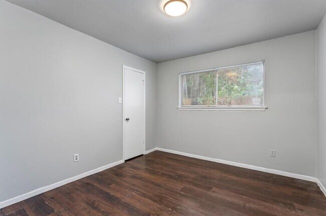 Building Photo - 3710 Fernview Dr