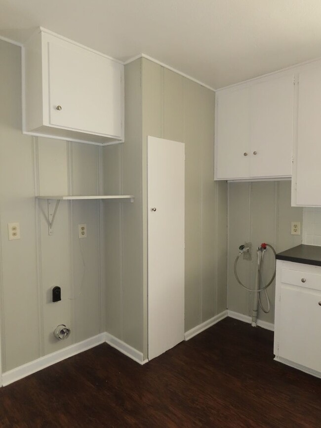 Building Photo - Three bedroom, One Bath Duplex Near Hospit...