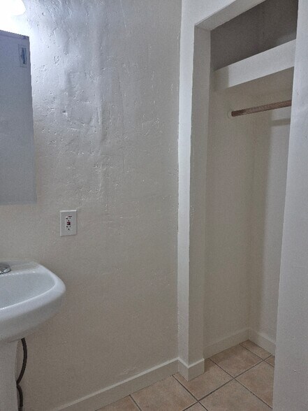Building Photo - 613 W 41st St