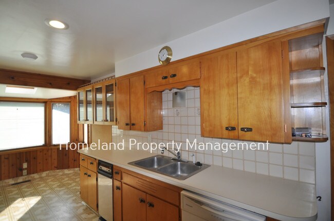Building Photo - 3 Bedroom Duplex