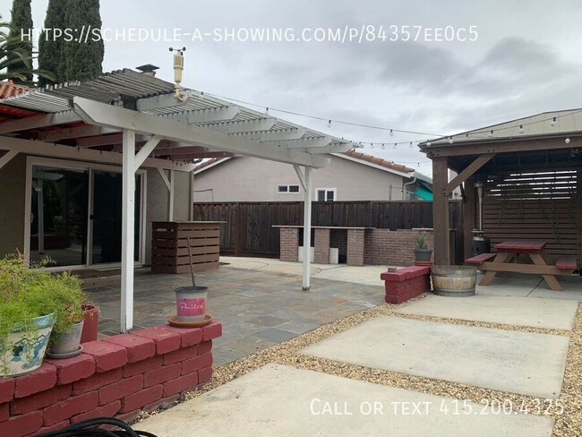 Building Photo - Charming 3-Bedroom Home with Spacious Back...