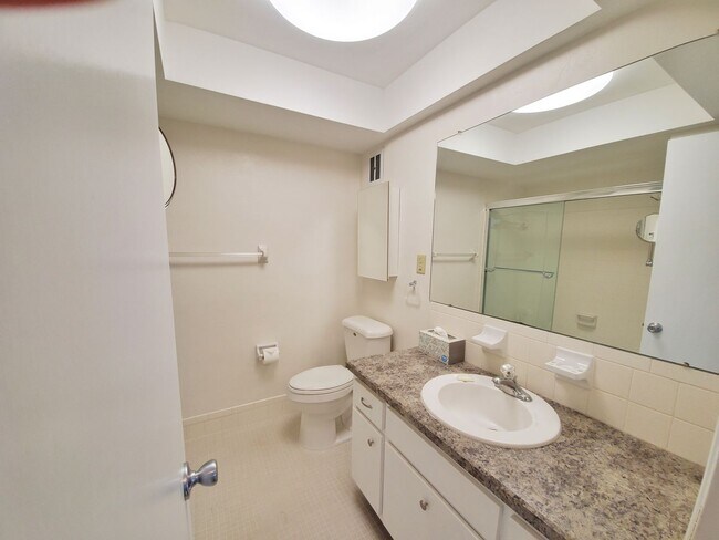 Building Photo - 2 Bedroom 1 Bath Second Floor Condo in St....