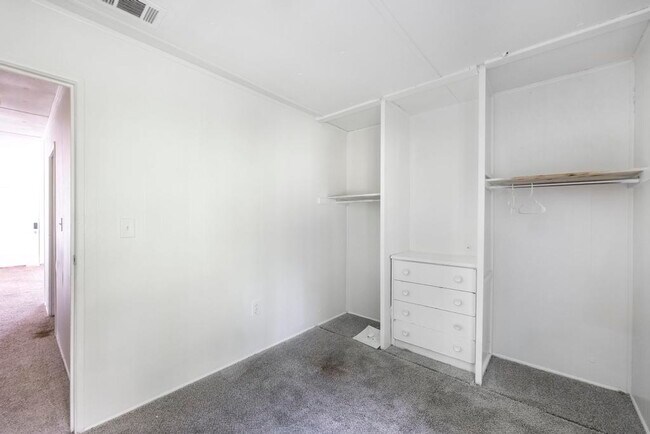 Building Photo - 5741 Bloomfield Rd