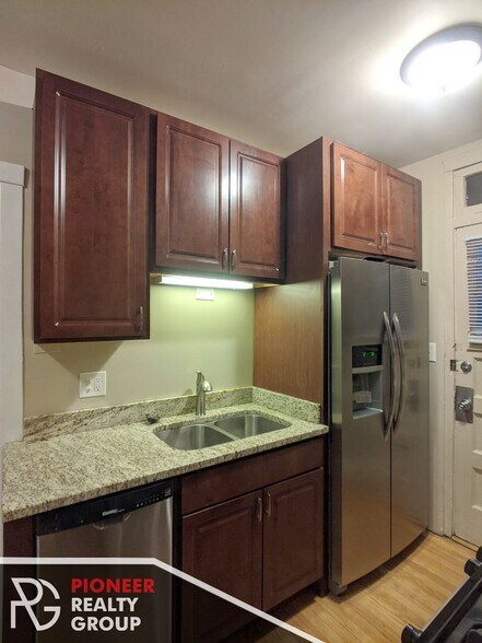 Building Photo - 2122 W Ainslie St