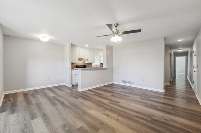 large living/dining space - 2071 Defoors Ferry Rd NW