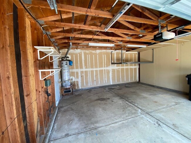 Building Photo - 3 Bedroom 2 Bathroom Home In Rosemont