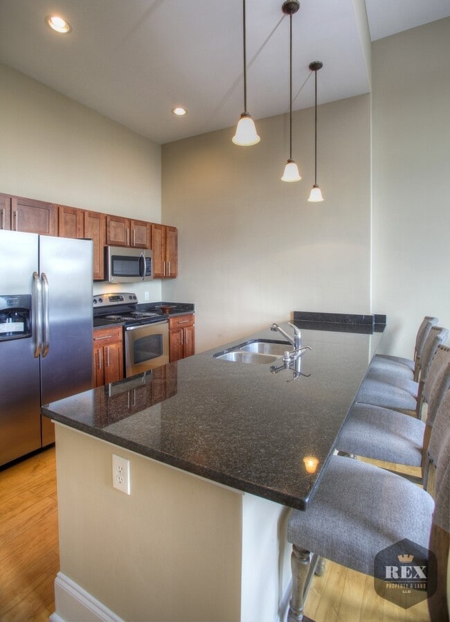 Building Photo - 1-Bedroom Loft, Furnished or Unfurnished ,...