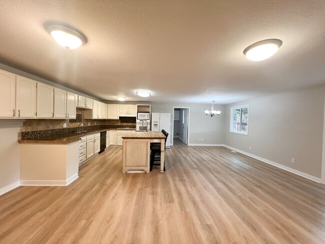 Building Photo - 3 Bedroom, 2 bath 1836 sqft House in Sunset Village