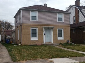 Building Photo - 3 Bedroom Colonial