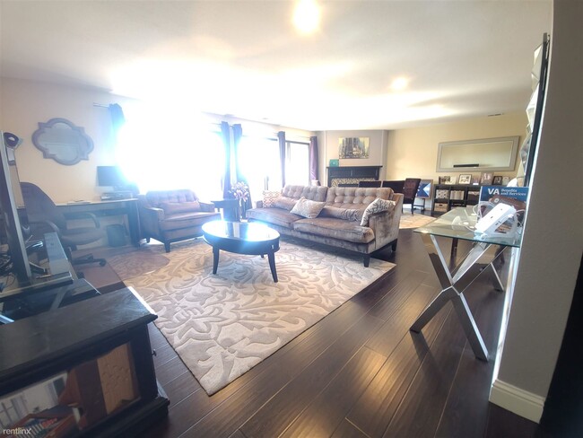 Building Photo - 3 br, 2 bath Condo - 26937 Hayward Bouleva...