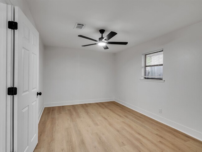 Building Photo - 6026 Diamond Ct