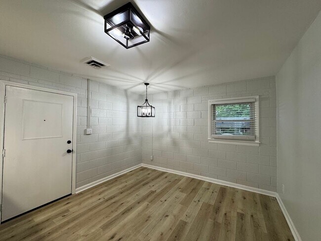 Building Photo - 2205 Hathaway Dr