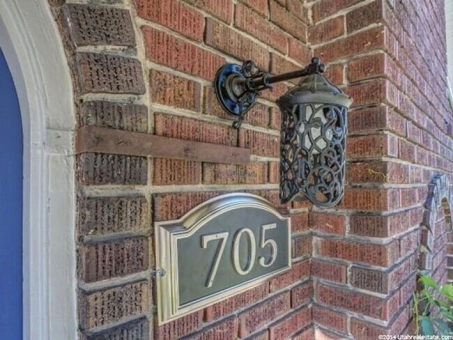Building Photo - 705 500 N
