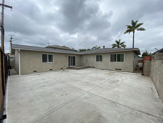 Building Photo - Huge Bedrooms, lots of Parking, closest to campus!