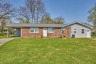 Building Photo - Coming Soon: 3+BR, 2BA duplex