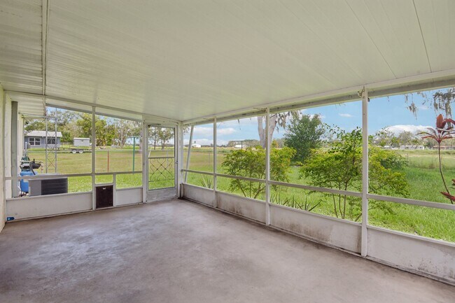 Building Photo - 4704 Queen Palm Dr