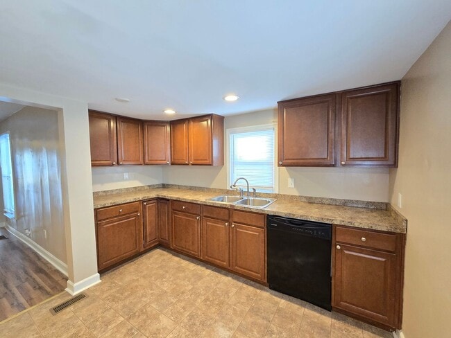 Building Photo - Charming 3 Bedrooms, 2 Full Bathroom Home!...