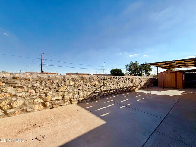 Building Photo - 9150 Bur Oak Cir