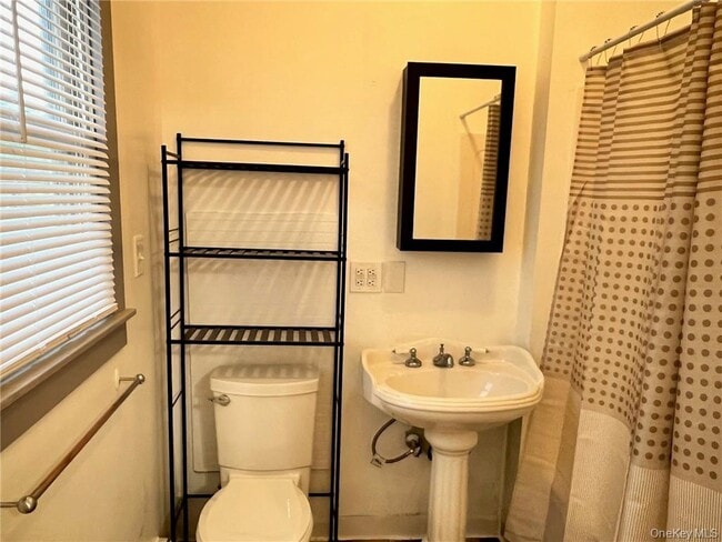 Building Photo - 65 Monhagen Ave