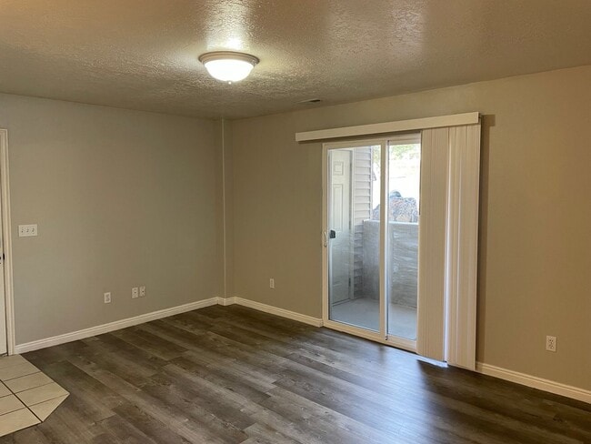 Building Photo - Willow Springs Condo