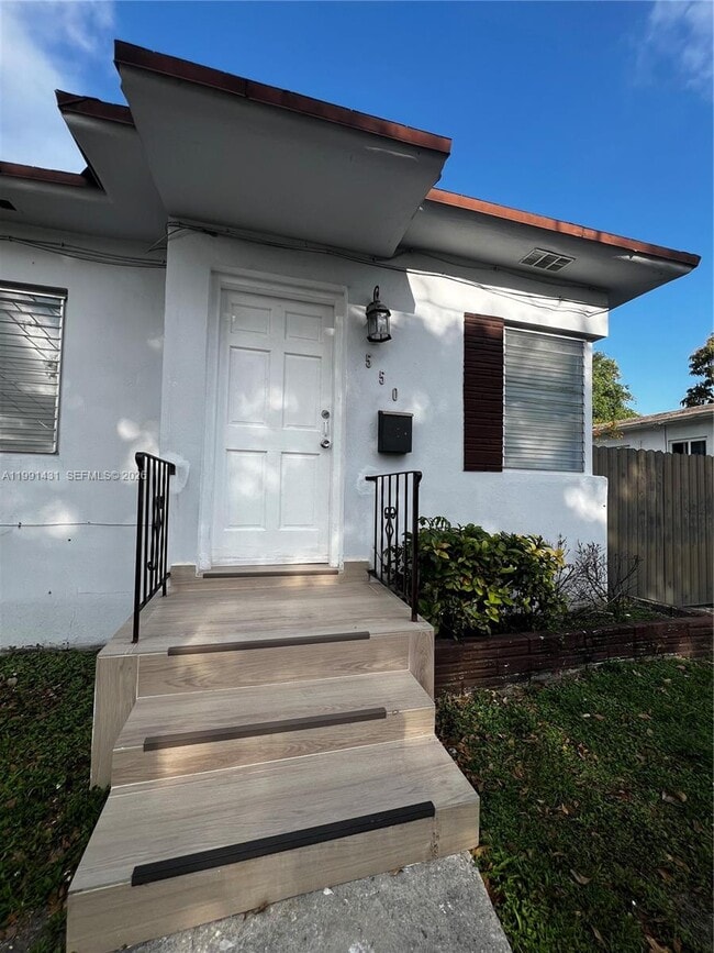 Building Photo - 550 SW 16th Ave