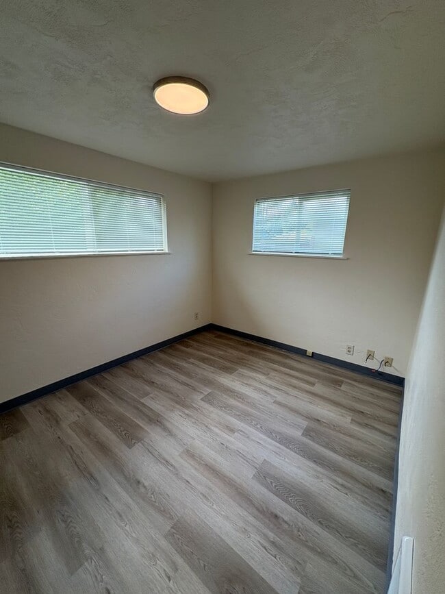 Building Photo - Updated 2BD/1BA Duplex in Cal Young Neighborhood