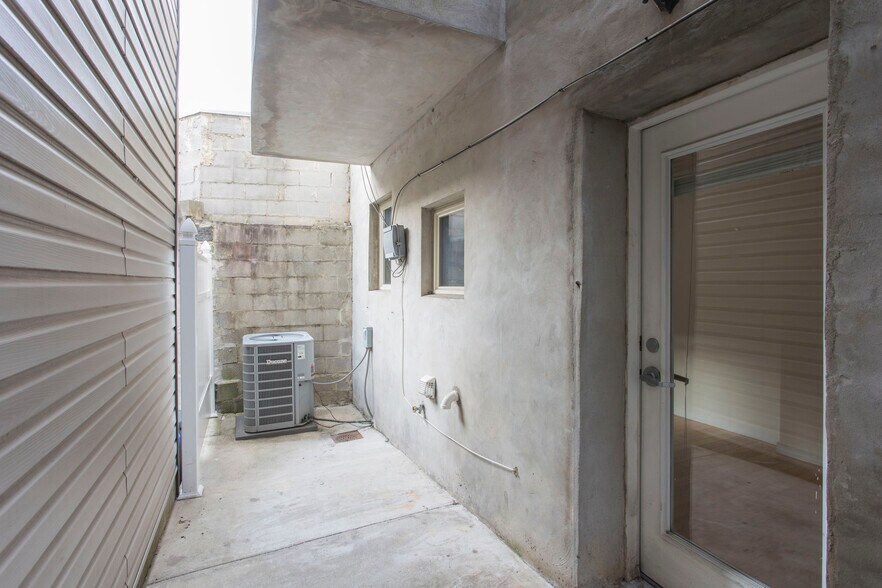 Building Photo - 526 S 13th St